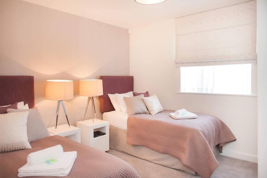 Stylish And Central Two Bedroom & Two Bathroom Apartment With Free Parking Eksteriør billede