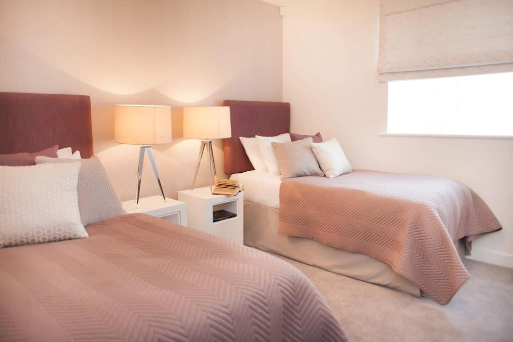 Stylish And Central Two Bedroom & Two Bathroom Apartment With Free Parking Eksteriør billede
